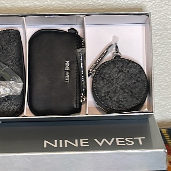 NINE WEST MISTLETOE WRISTLET COIN PURSE GIFT SET **NWT** - Picture 4 of 9